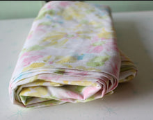 Load image into Gallery viewer, Vintage Floral 1980s flat bed sheet
