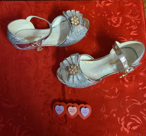 Osinnme size 11 little girl sparkling dress shoe